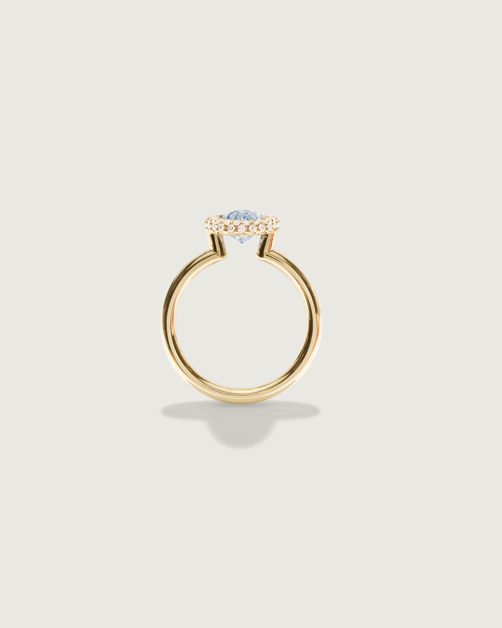 Cecile Bombé verlovingsring in 18k goud met 2,00 ct ovale blauwe saffier en dubbele kroon van witte briljanten op lichte achtergrond