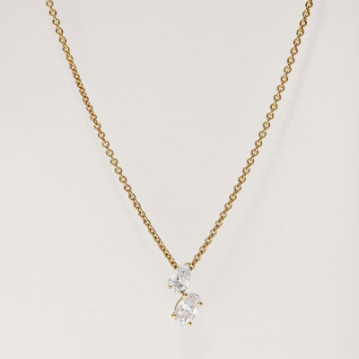 Ellie hanger Toi et Moi in 18k geelgoud met 0,25 ct ovale en 0,25 ct peervormige diamant aan fijne ankerketting