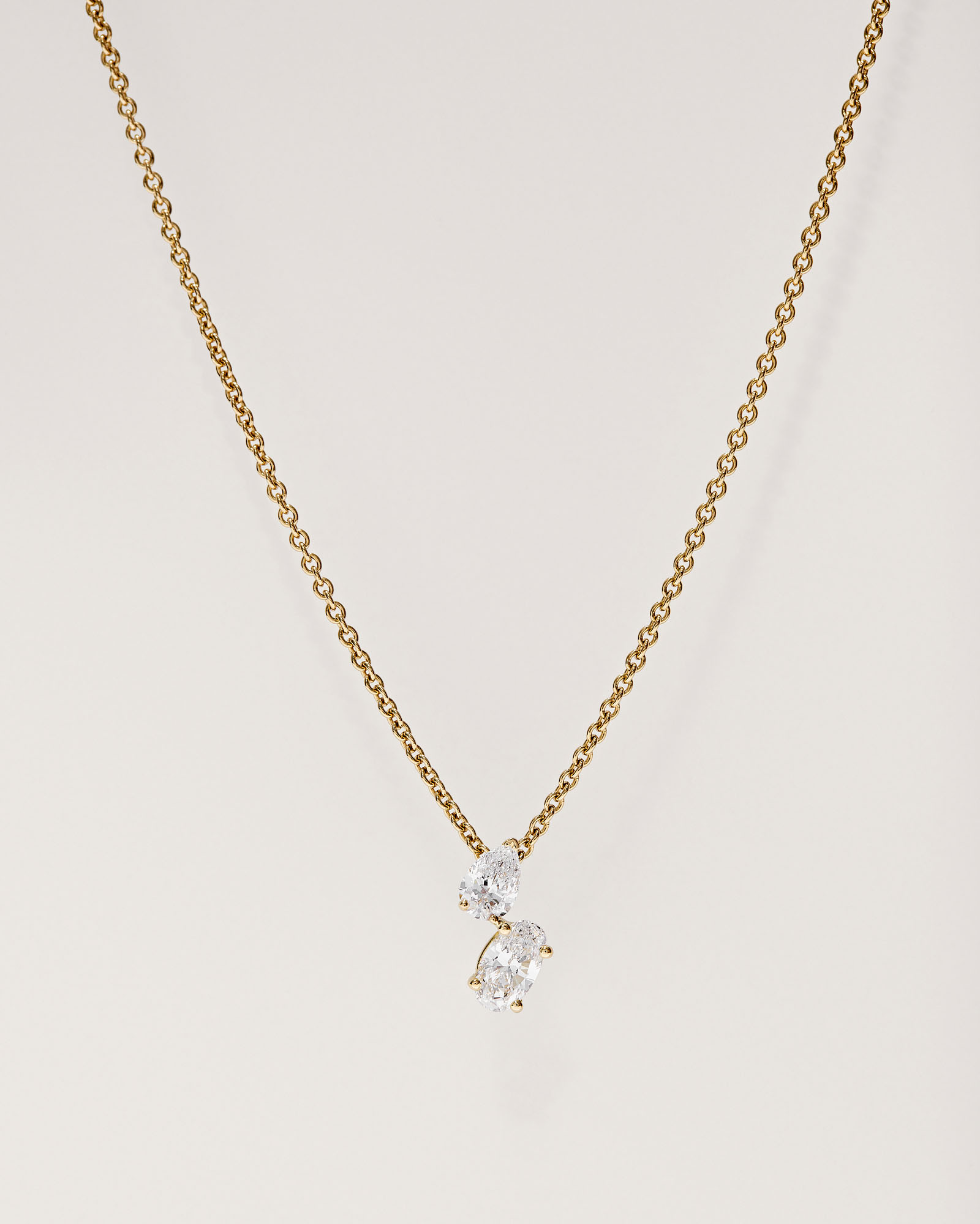 Ellie hanger Toi et Moi in 18k geelgoud met 0,25 ct ovale en 0,25 ct peervormige diamant aan fijne ankerketting