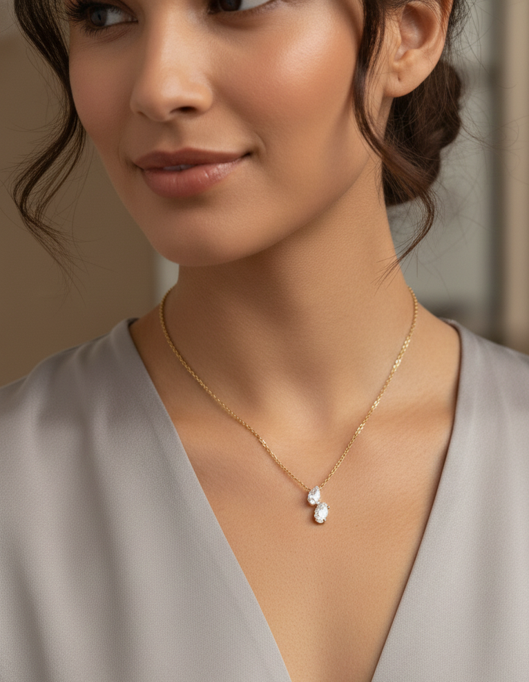 Ellie hanger Toi et Moi in 18k geelgoud met 0,25 ct ovale en 0,25 ct peervormige diamant aan fijne ankerketting