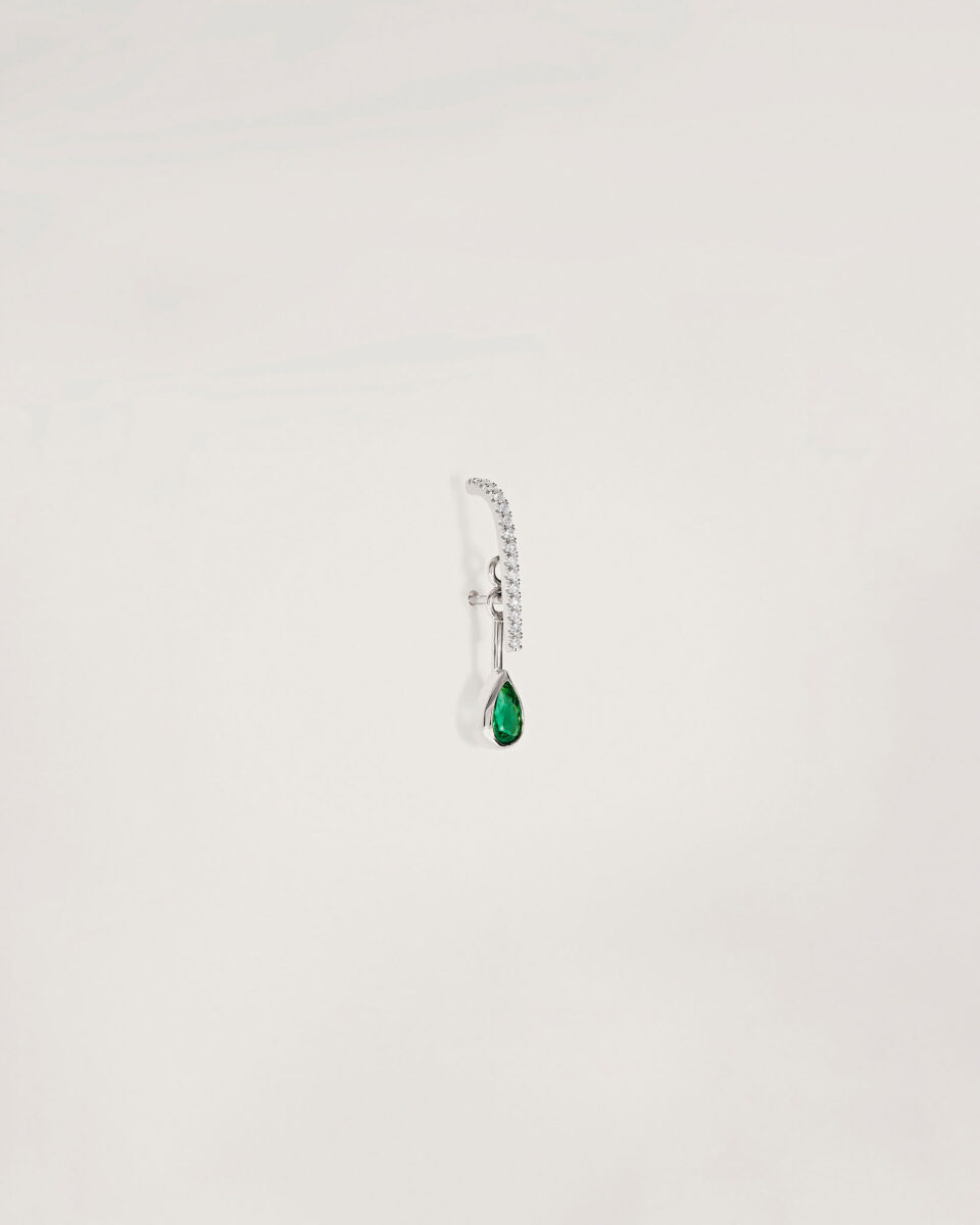 Lexi Emerald Pear oorbel in 18k zilver met diamant pavé boog en verwijderbare peervormige smaragd druppel