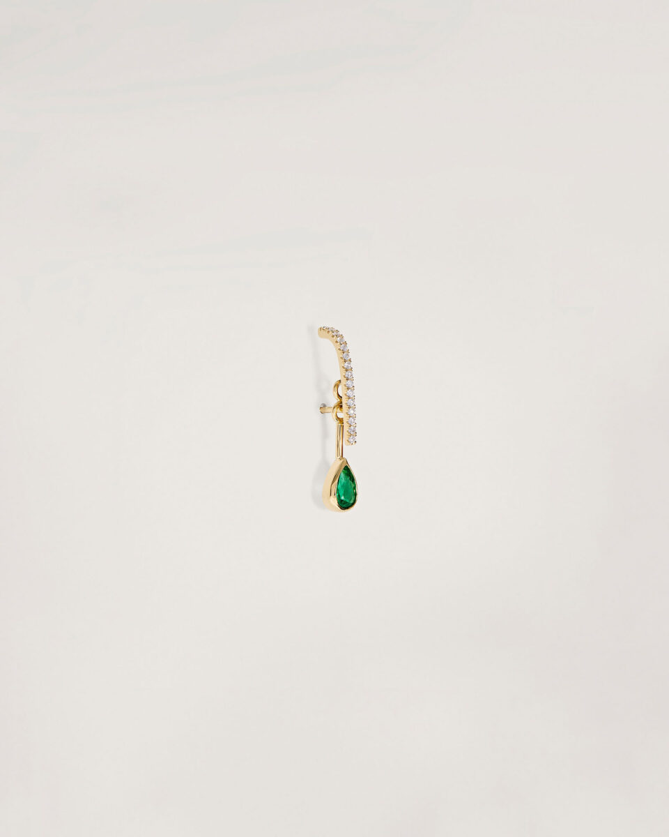 Lexi Emerald Pear oorbel in 18k geelgoud met diamant pavé boog en verwijderbare peervormige smaragd druppel