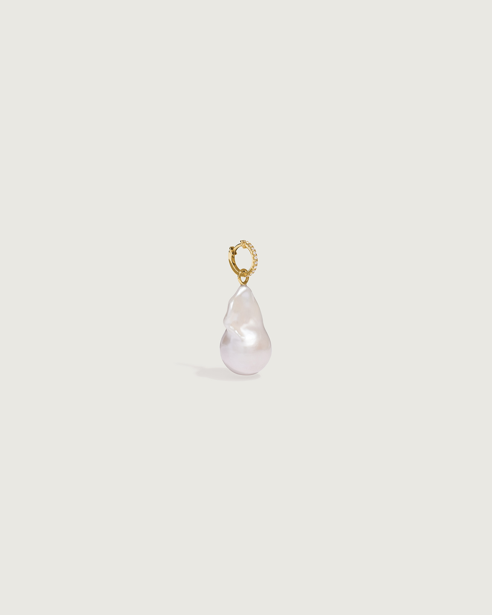 Liv Pearl barokparel oorbel in 18k geelgoud met witte onregelmatige barokparel en diamantjes op de hoepel