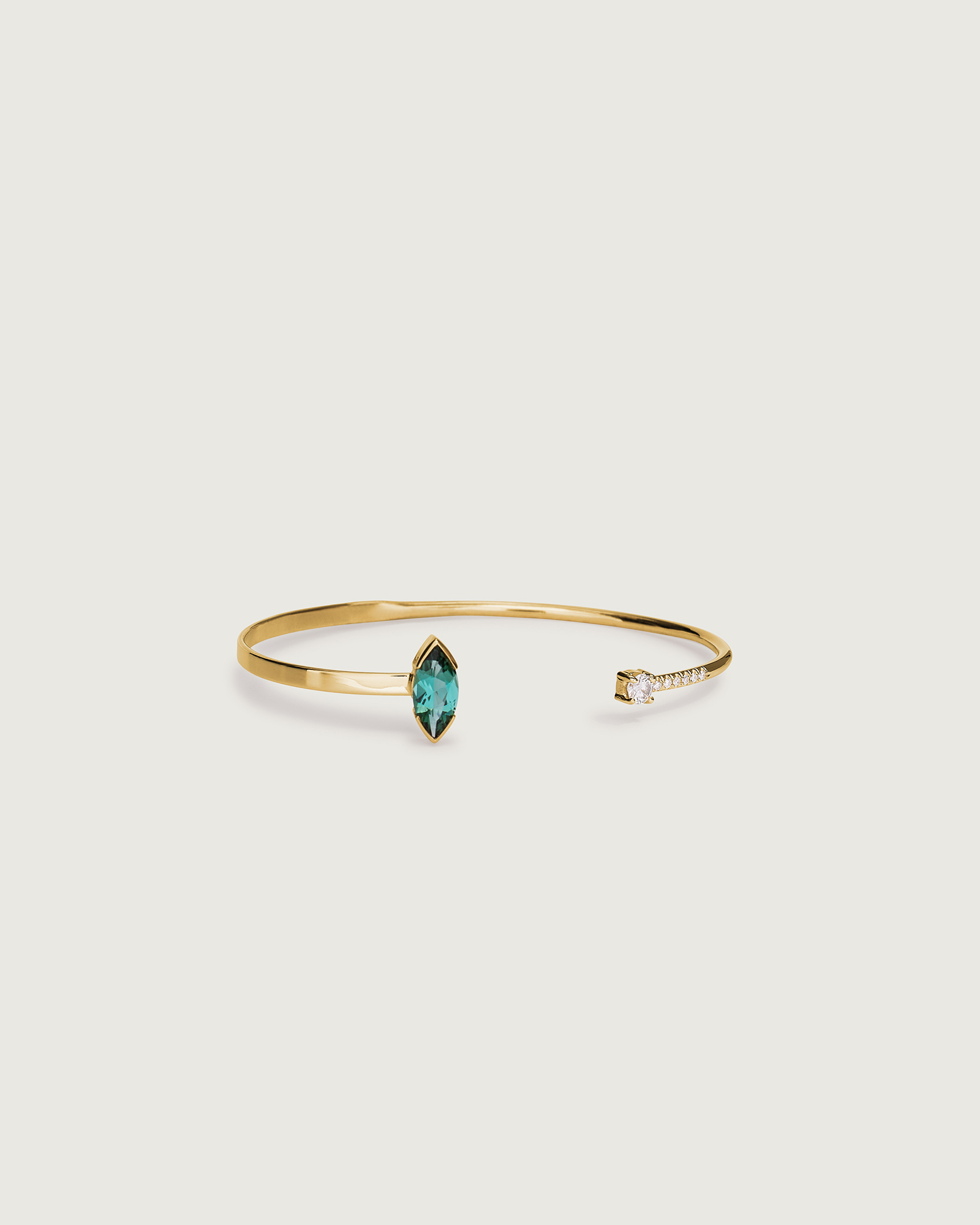 Okavanga You & Me open armband in gepolijst 18k geelgoud met 1 ct marquise groene toermalijn en diamanten