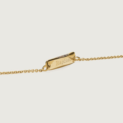 Raphaelle Name Bracelet – close-up van de golvende plaat met handgravure en Birdie diamantstrooiing