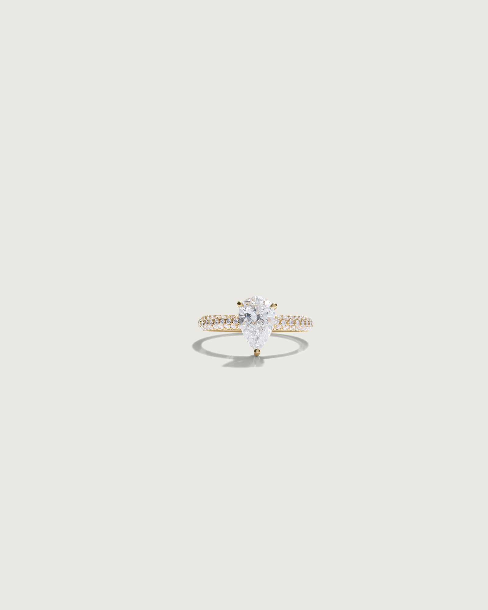 Sophia Gabrielle peervormige diamantring 1,25 ct op 2,6 mm pavé band in 18k geelgoud