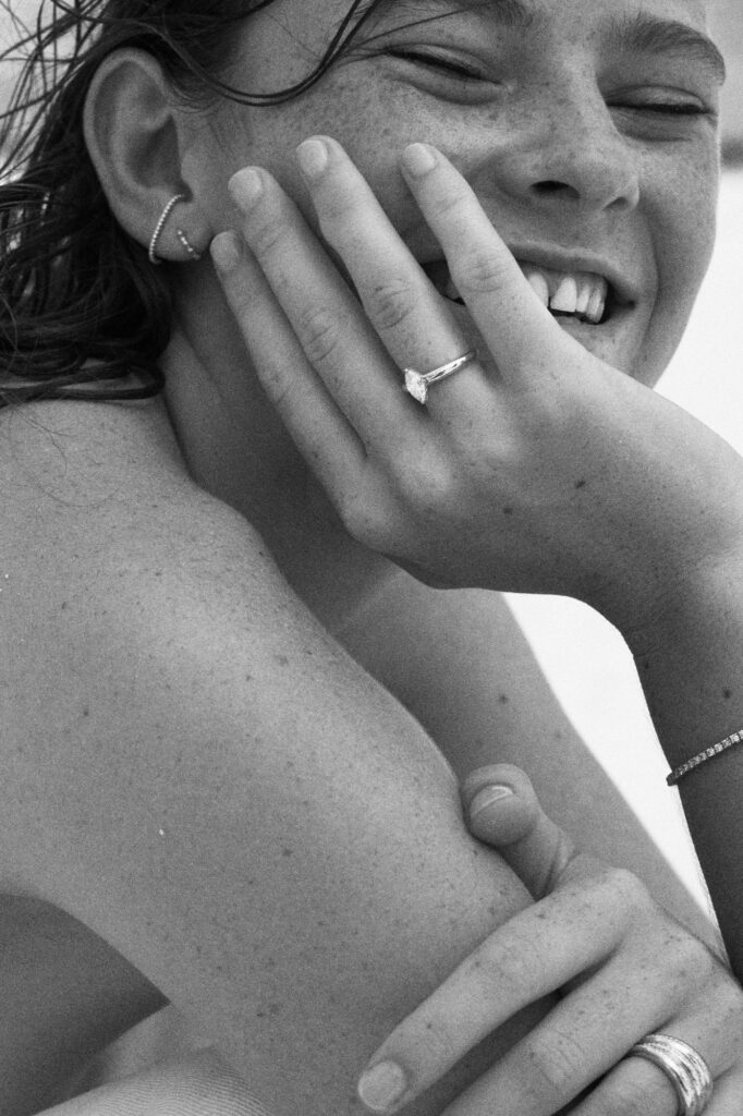 Vrouw die gelukkig is met haar gouden sieraden